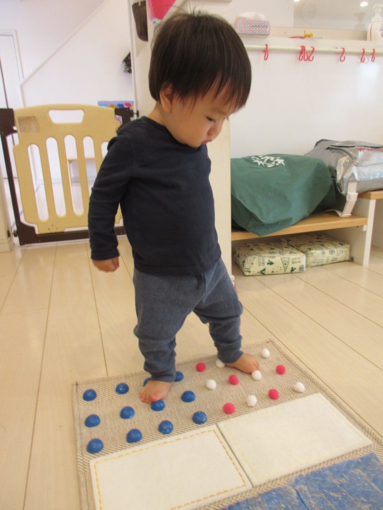 【Montessoriちゃいるどはうす中吉田_001】触って踏んで楽しむ感触マット