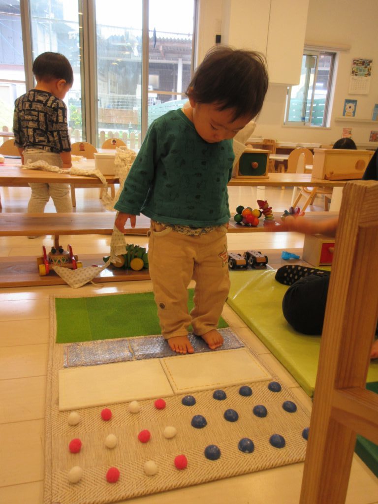 【Montessoriちゃいるどはうす中吉田_001】触って踏んで楽しむ感触マット