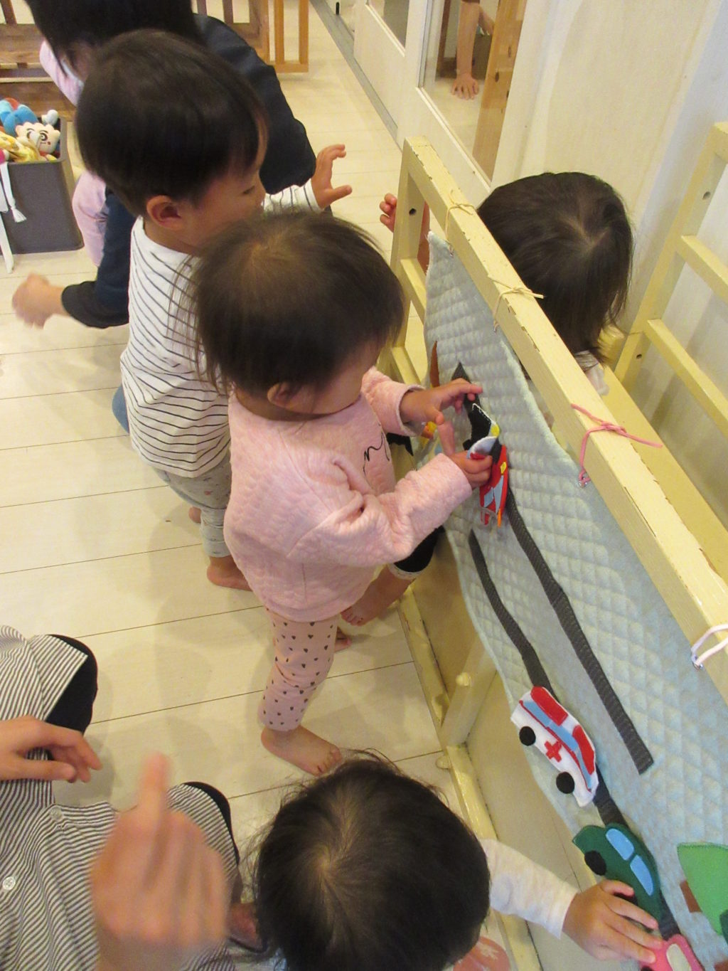 【Montessoriちゃいるどはうす中吉田_020】壁掛け車のマジックテープ