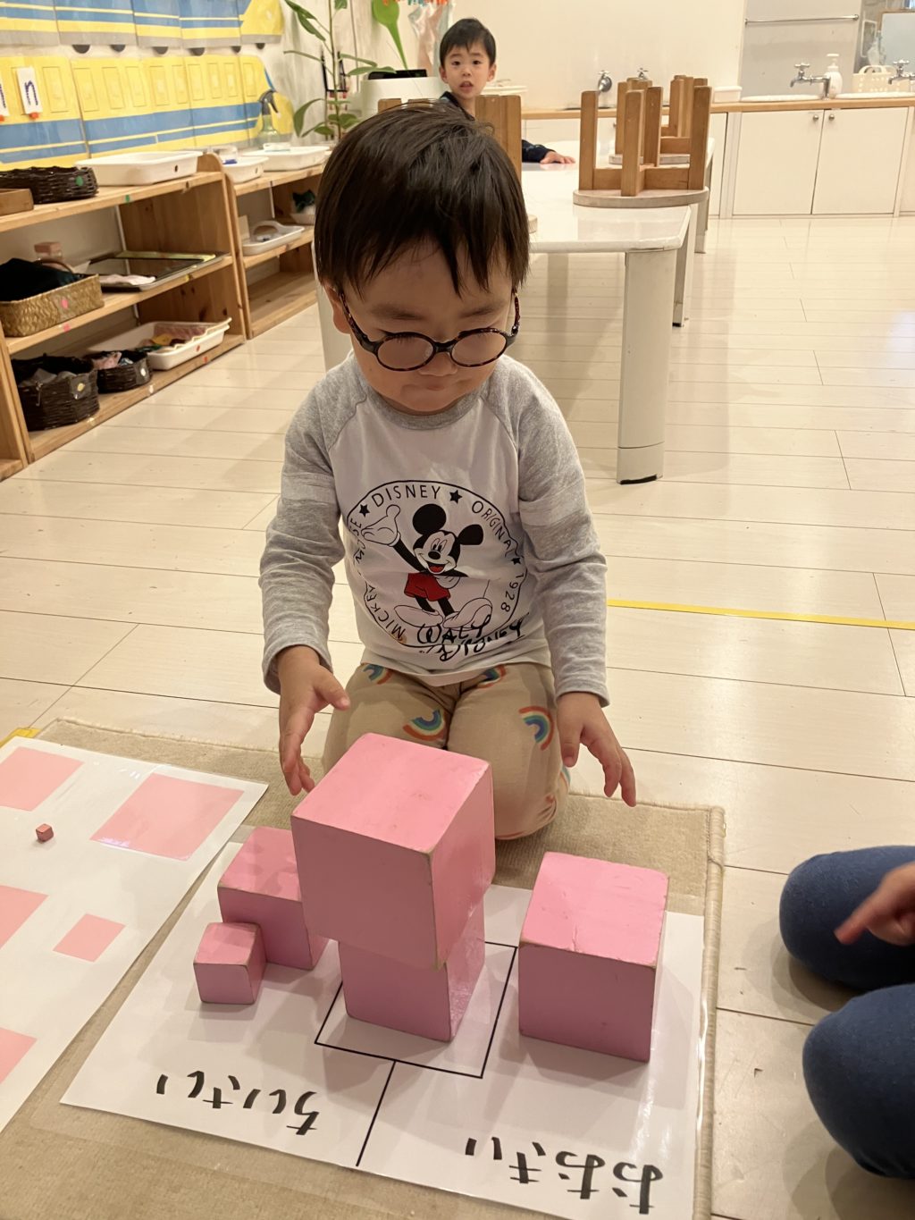 【Montessoriちゃいるどはうす中吉田_041】大きさくらべ