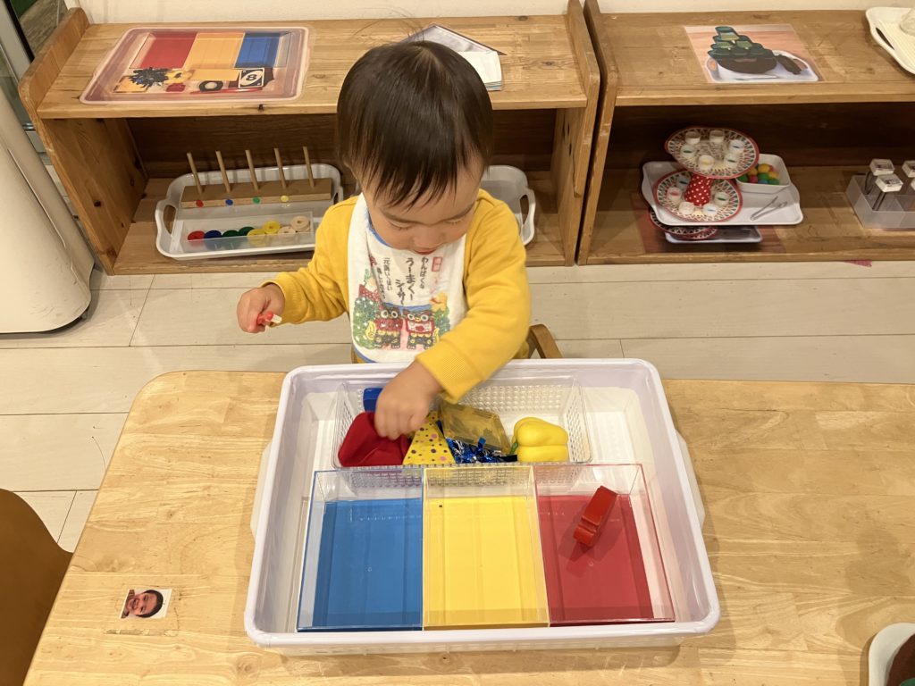 【Montessoriちゃいるどはうす中吉田_061】色のお部屋にどうぞ
