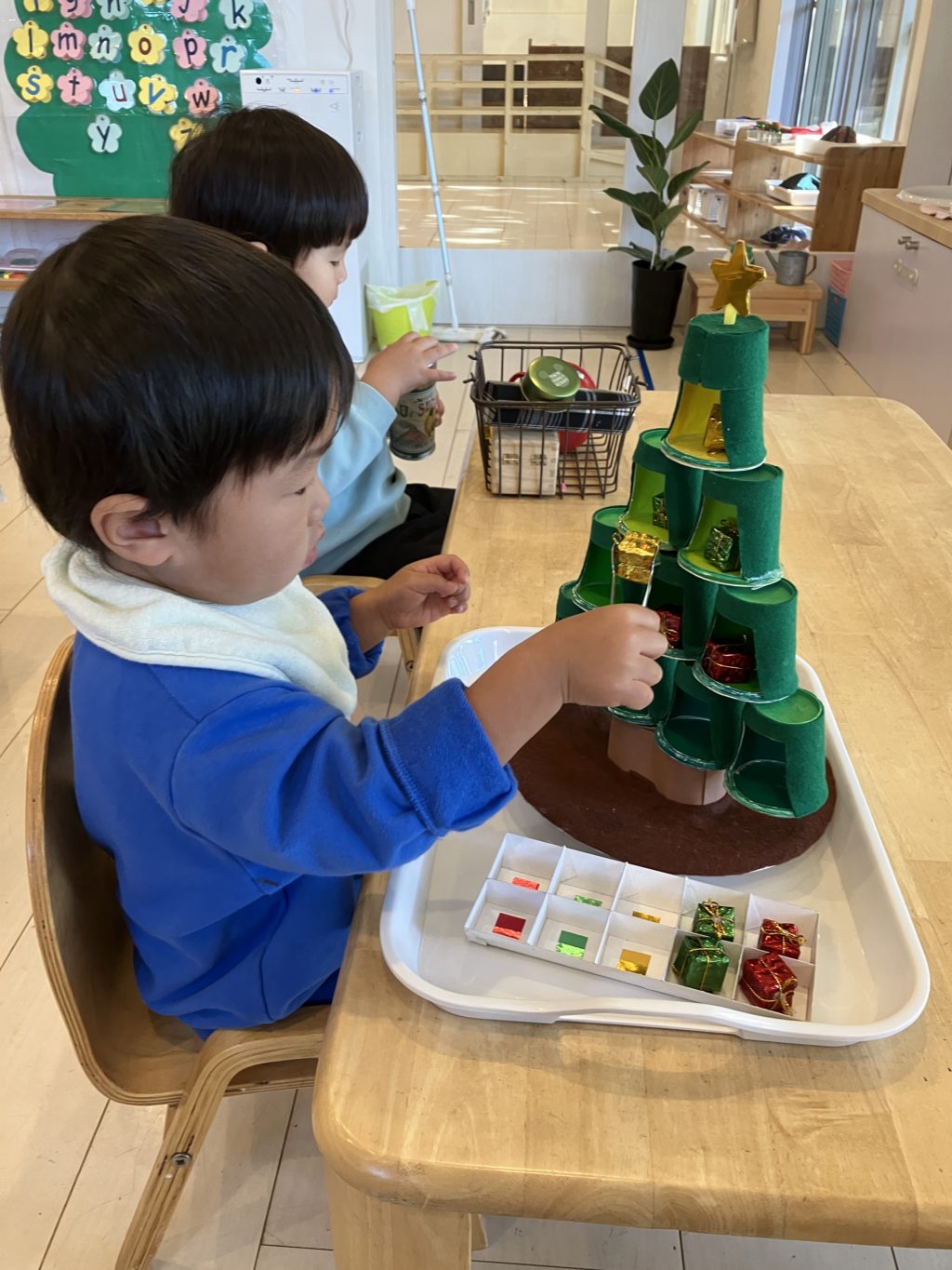 【Montessoriちゃいるどはうす中吉田_063】どんぐりツリーがクリスマスツリーに変身