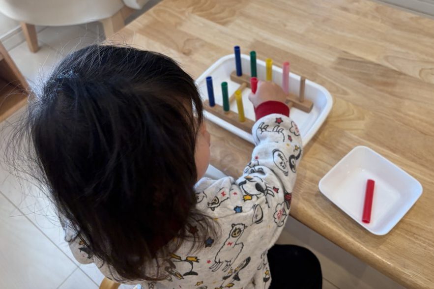 【Montessoriちゃいるどはうす中吉田_065】カラフルストロー、入るかな？